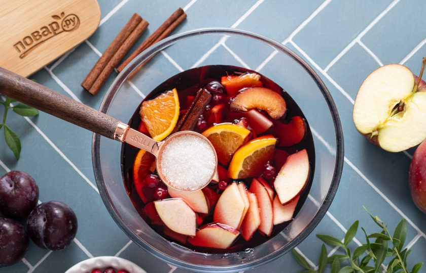 1. Этап. Холодный пунш: Добавьте сахар по вкусу, все перемешайте. Накройте крышкой и уберите в холодильник настояться на 1-1.5 часа.