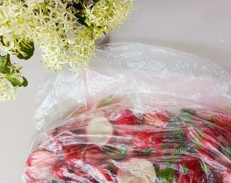 1. Этап. Битый редис: В чашке смешать соль, сахар, растительное масло, яблочный уксус, можно добавить чуть-чуть воды и залить в пакет с редисом. Убрать пакет в холодильник, желательно на подольше, хорошо на сутки, но если выдержка подведёт, можно продегустировать и через пару часов.