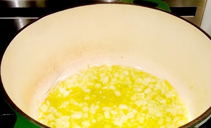 1. Этап. Фрикадельки из индюшиного фарша: 1. Очистите лук с чесноком, нарежьте овощи мелким кубиком. Разогрейте кастрюлю с ¼ стакана оливкового масла, выложите половину лука и 2 зубчика чеснока, обжаривайте пару минут.