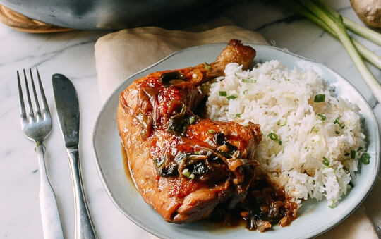 1. Этап. Курица в устричном соусе: Идеально, если у вас есть специальный термометр (температура курицы должна быть 70-75 градусов. В противном случае можете просто глубоко ввести нож (в самую толстую часть) и посмотреть на выделившийся сок (должен быть идеально прозрачным). Теперь смотрите, сколько вы хотите соуса. Можно подавать курицу, как она есть, а можно ещё подержать её на сковороде, чтобы соус уварился. Подавайте курицу с соусом и гарниром на ваше усмотрение, у меня это рис.