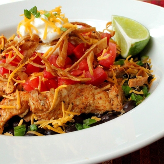 1. Этап. Куриное филе с фасолью: Подавать блюдо можно со сметаной, сбрызнув соком лимона или лайма и посыпав свежей зеленью. Приятного аппетита! ;)