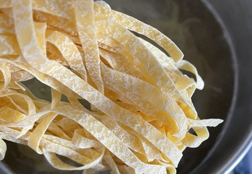 1. Этап. Паста с помидорами и тунцом: Макаронные изделия тальятелле отварите в большом количестве воды до состояния альденте, посолите по вкусу. Откиньте на дуршлаг.