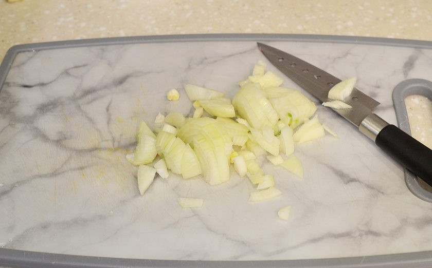 1. Этап. Картошка с тефтелями в сметанном соусе: Лук мелко нарежьте.