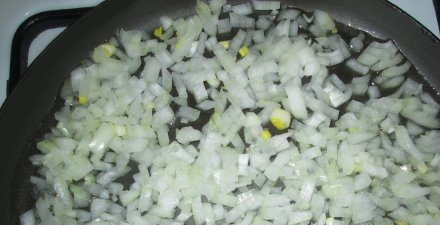 1. Этап. Ежики на сковороде: 2. Лук измельчаем и обжариваем на растительном масле. Тоже смешаем с фаршем.