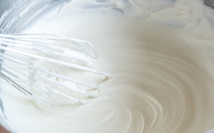 1. Этап. Крем (взбитые сливки): Продолжаем взбивать до тех пор, пока волны взбитых сливок не будут держать свою форму.