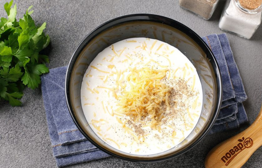 1. Этап. Куриные тефтели в духовке в сливочно-сырном соусе: Отдельно соедините сливки и тёртый сыр. Посолите и поперчите по вкусу.