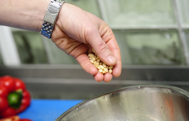 1. Этап. Салат из капусты брокколи: Затем кладем кедровые орешки.