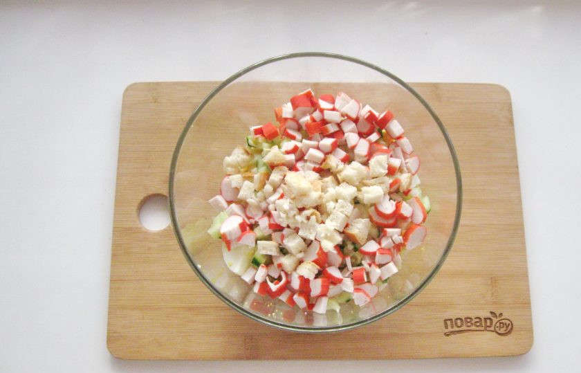 1. Этап. Салат из цветной капусты с крабовыми палочками: Чеснок измельчите любым способом и добавьте в салат.