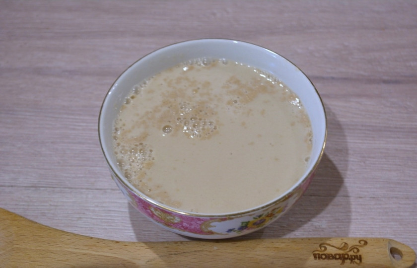 1. Этап. Стромболи: 1. Для приготовления теста возьмите теплую воду. Соедините воду, дрожжи, соль и сахар. Размешав, дайте массе постоять. Дрожжи очнутся и начнут работать. На поверхности появится пенная шапочка. На это уйдет 10 минут.