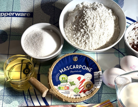 1. Этап. Шоколадный пирог с маскарпоне: Приготовить ингредиенты. Включить духовку для разогрева на 175°C.