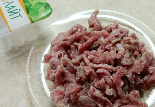 1. Этап. Капустный салат с индейкой и блинчиками: Мясо индейки нарезать соломкой.