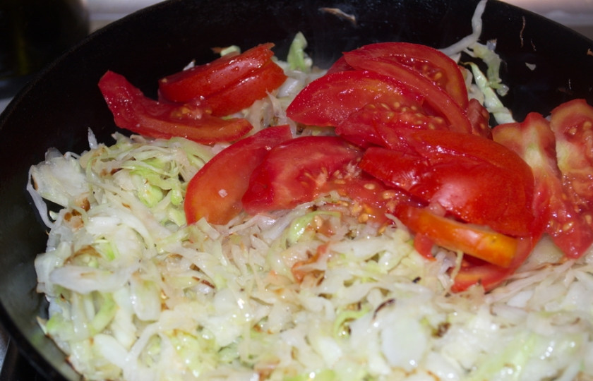 1. Этап. Пирог с капустой и овощами: На растительном масле обжарьте капусту, пока она не станет мягкой. Добавьте нарезанные помидоры. Тушите все вместе 5 минут.