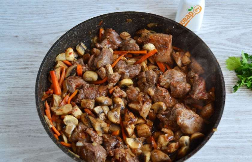 1. Этап. Гречка по-купечески с грибами: Жарьте содержимое сковороды, время от времени помешивая, до мягкости грибов. В это же время добавьте соль, перец и паприку. В сковороде уже готово мега вкусное блюдо и его можно подавать к любому гарниру, но мы продолжаем готовить.