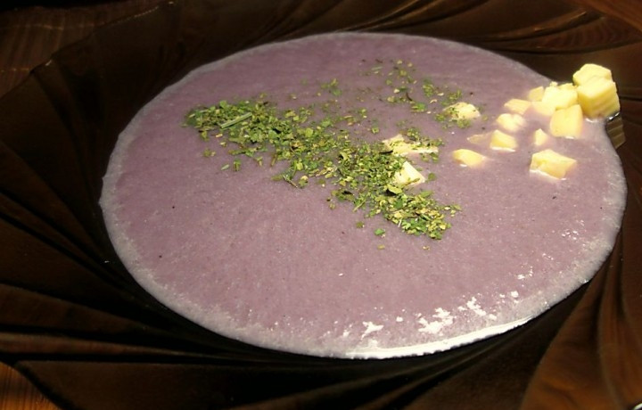 1. Этап. Суп из краснокочанной капусты: Измельчите суп блендером. Подавайте его с сухой зеленью и сыром. Приятного аппетита!