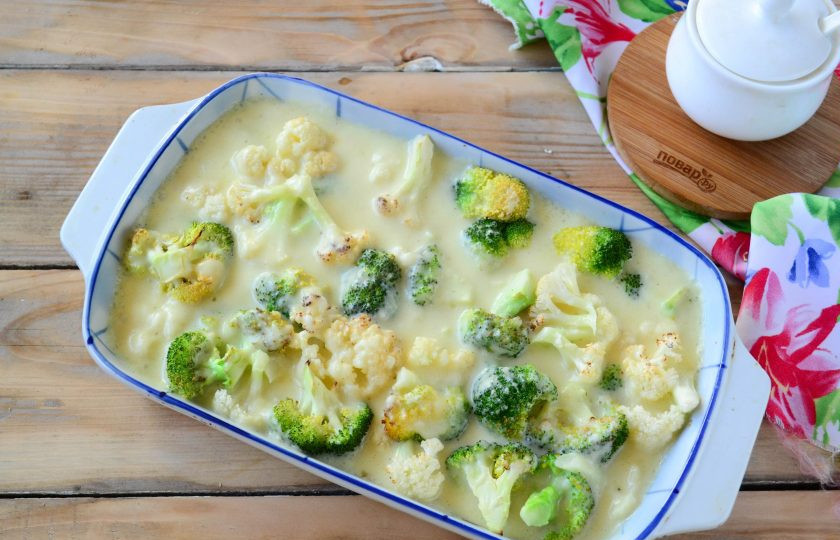 1. Этап. Гратен из цветной капусты и брокколи: Залейте полученным соусом овощи.
