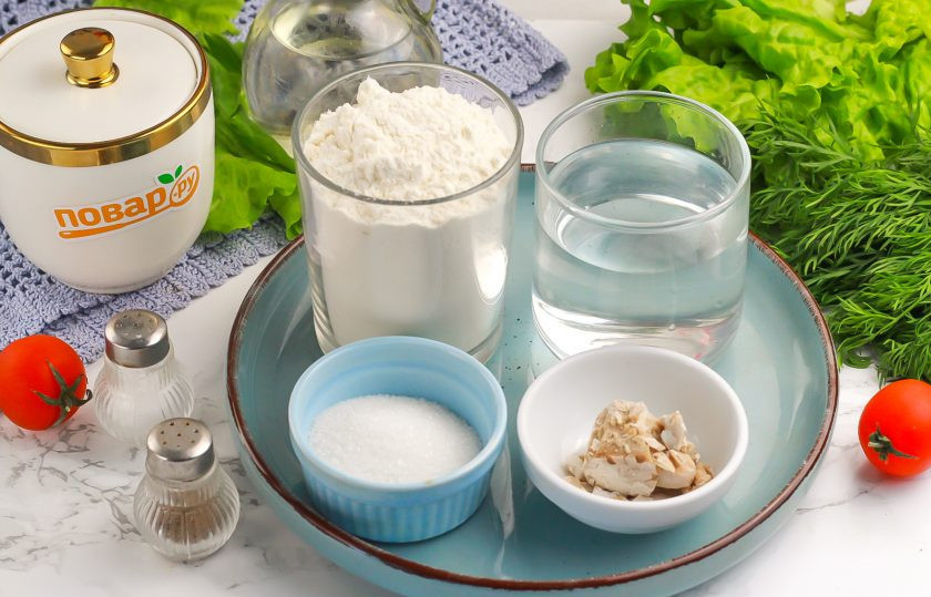 1. Этап. Кисло-сладкий хлеб: Подготовьте указанные продукты. Дрожжи используйте свежие или замените их 5 грамм сухих дрожжей.