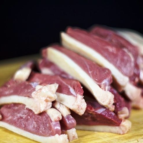 1. Этап. Тушеное мясо утки с яблоками: Мясо утки промываем под проточной водой, выкладываем на бумажное полотенце, даем обсохнуть. Затем нарезаем полосками толщиной примерно в 1.5 см.