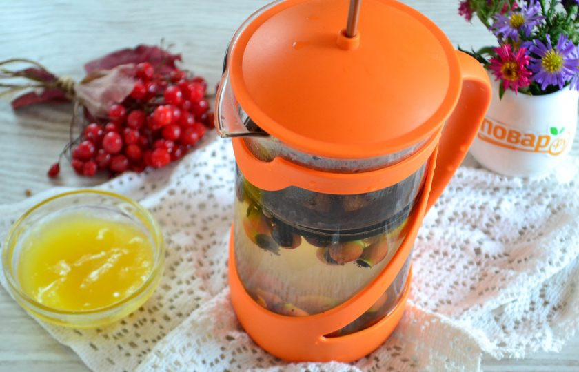 1. Этап. Чай из шиповника: Накройте чайник крышкой и оставьте настаиваться в течение минут 5-10. Чтобы чай не остыл, пока будет настаиваться, его можно обернуть полотенцем.