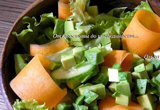 1. Этап. Зеленый салат с авокадо и орешками: Авокадо нарежьте кубиками, добавьте в салат.