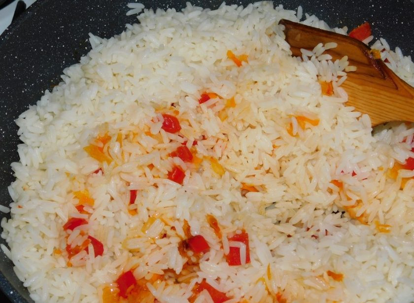 1. Этап. Рис с томатами на гарнир: Затем содержимое сковороды смешайте с рисом. Прогрейте хорошо, добавьте соль и специи по вкусу.