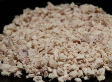 1. Этап. Салат с курицей и черносливом слоеный: Маленькими кубиками нарезаем отварную куриную грудку.