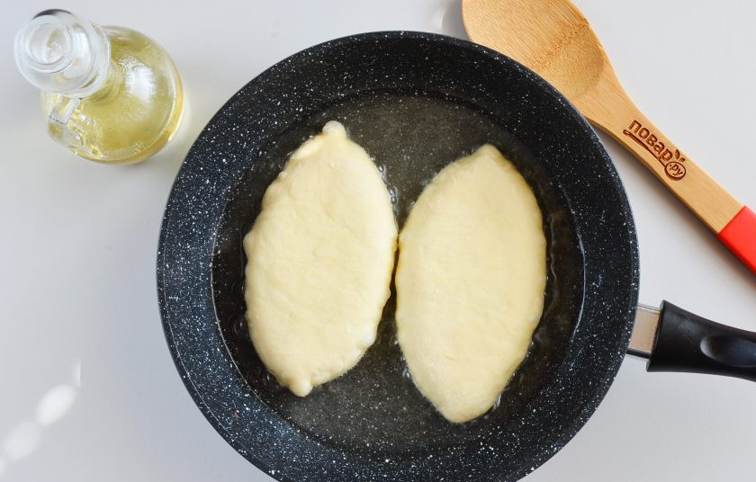 1. Этап. Вкусные пирожки на кефире: Разогрейте растительное масло, высота масла должна доходить до половины пирожка минимально. В идеале — фритюр. Выложите пирожки и жарьте на среднем огне без крышки.
