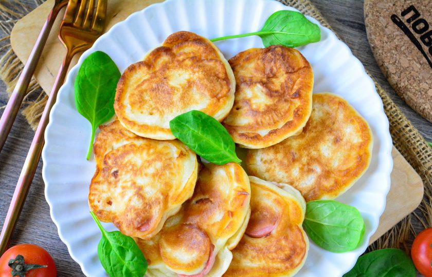 1. Этап. Оладьи с сосисками на кефире: Готовые оладьи с сосисками на кефире подавайте к столу. Приятного аппетита!