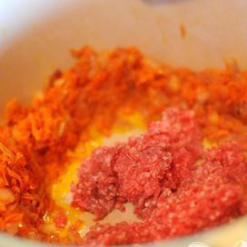 1. Этап. Говядина в болонском соусе: Выкладываем туда фарш.