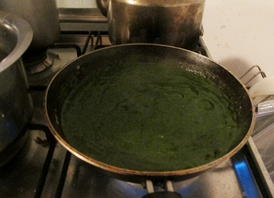 1. Этап. Палак Панир: Растопите на сковороде сливочное масло, бросьте туда семена тмина, затем добавьте порезанные имбирь и чеснок. Обжарьте минуты три, добавьте на сковороду пюре из шпината и немного воды. Доведите до кипения.