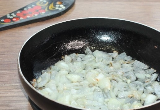 1. Этап. Картофельный рулет с консервированным тунцом: 5. Лук обжариваем на разогретом растительном масле до прозрачности.