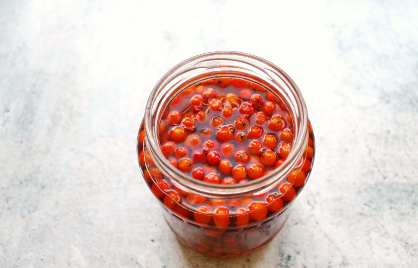 1. Этап. Рябина на коньяке в домашних условиях: Влейте в банку с рябиной коньяк.