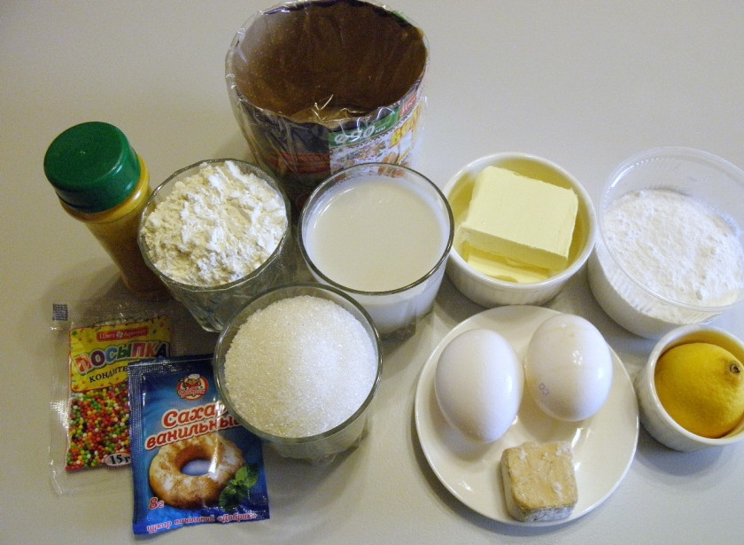 1. Этап. Пасхальный кулич: Подготовьте продукты. Молоко подогрейте до 40 градусов. Масло сливочное поставьте на водяную баню растапливаться. Отделите и поставьте его в холодильник один белок, из него будет потом сделана глазурь для куличей.