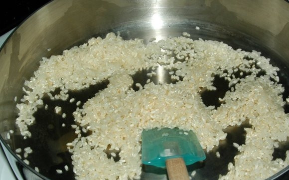 1. Этап. Куриные ножки с рисом: 8. После добавьте щепотку соли и влейте воду (пропорции 1 к 2). Оставьте на огне или отправьте в духовку. Вот такой несложный вариант, как сделать куриные ножки с рисом. Подавайте к столу блюдо горячим, при желании присыпав зеленью.