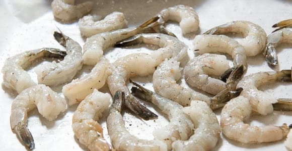 1. Этап. Креветки в кокосовой стружке: Креветки очистите и промойте. Смажьте их солью и перцем.