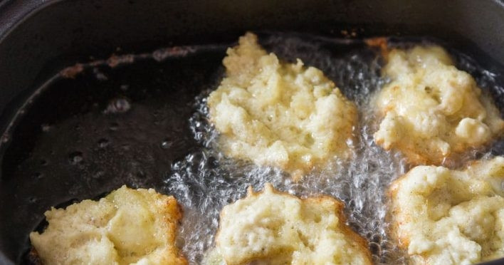 1. Этап. Банановые оладушки: 4. Нагрейте глубокую сковороду, влейте растительное масло слоем примерно на 2,5 см от донышка, хорошо разогрейте и ложкой выложите оладьи. Готовьте до румяной корочки.