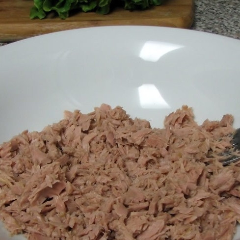 1. Этап. Салат из тунца консервированного: Вилочкой разминаем консервированного тунца.