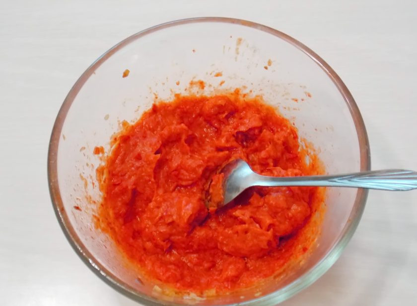 1. Этап. Паста Том Ям: Пробейте блендером массу до однородного состояния.