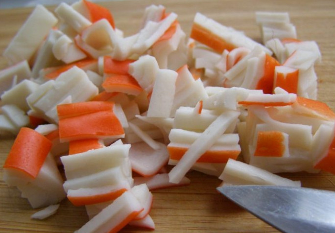 1. Этап. Салат из кукурузы и яиц: Мелко нарезаем крабовые палочки.