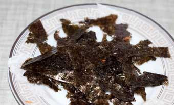 1. Этап. Овощной мисо-суп: Листья нори нарвать на маленькие кусочки.