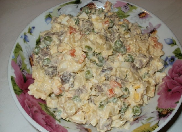 1. Этап. Столичный салат классический с говядиной: 4. Добавляю майонез по вкусу, чтобы салат не был сухим. Все тщательно перемешиваю и отправляю салат на 30-60 минут в холодильник. Приятного аппетита!