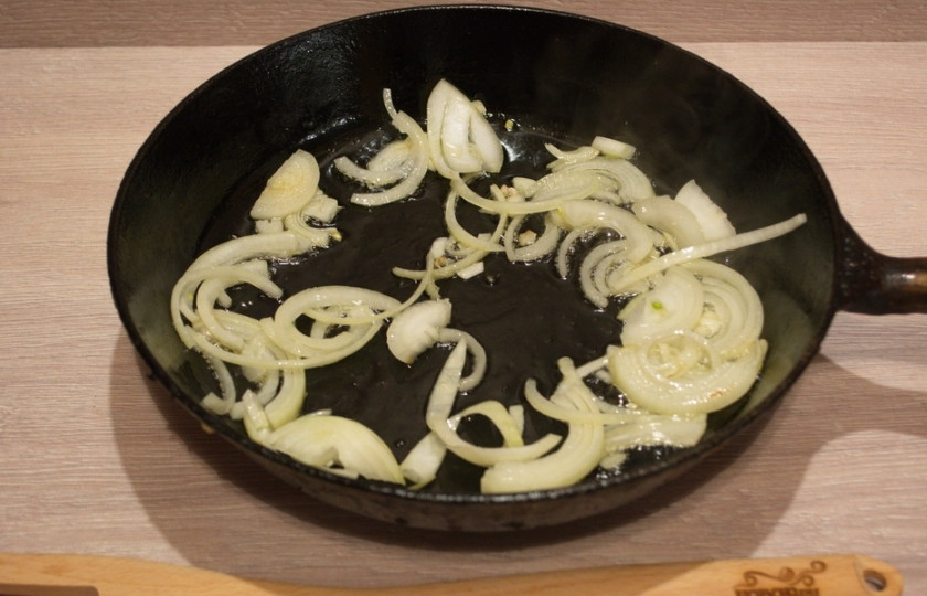 1. Этап. Ньокки с мясным соусом: 8. На растительном масле обжариваем репчатый лук.