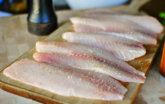 1. Этап. Тилапия с соусом: 1. Вымойте и обсушите филе. Посолите и поперчите по вкусу.