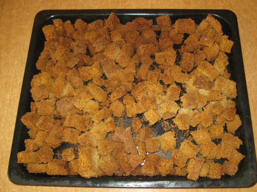 1. Этап. Домашний квас для окрошки: 1. Нарезаем ржаной хлеб небольшими кусочками и отправляем их в разогретый до 180 градусов духовой шкаф до полного приготовления. В первую очередь делаем закваску: в литровую банку кладем сухариков до половины, заливаем их половиной литра кипятка, добавляем сахар и остужаем до комнатной температуры, после чего добавляем дрожжи. Оставляем на 3 дня. Остальные сухарики оставляем для кваса.