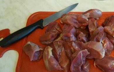 1. Этап. Филе утки в мультиварке: Нарезать утиное филе кусками среднего размера.