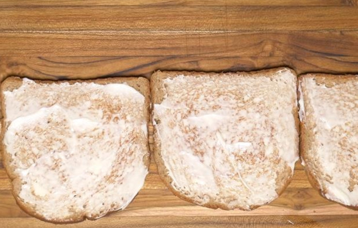 1. Этап. Бутерброды на шпажках: 7. Каждый ломтик хлеба смажьте майонезом, вымойте салат и нарежьте кружочками томаты.