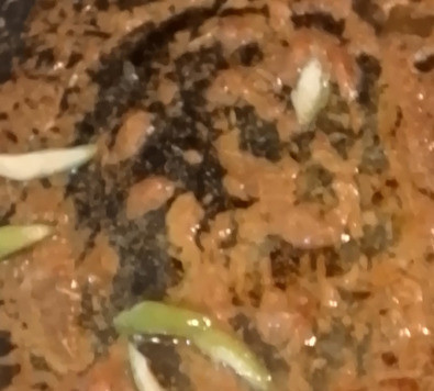 1. Этап. Ризотто в кокосово-свекольном соусе: Приготовить заправку, разогрев в отдельной ёмкости 25 г сливочного масла, добавить горчицу, карри, зиру, оставшуюся соль и перец красный жгучий. Размешать. Жарить около минуты. Затем добавить сок и цедру лайма.