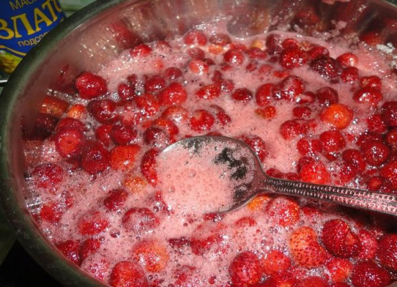 1. Этап. Варенье из черешни пятиминутка: 3. Ставим на огонь и пять минут кипятим - сахар должен раствориться, а ягоды - пустить сок.