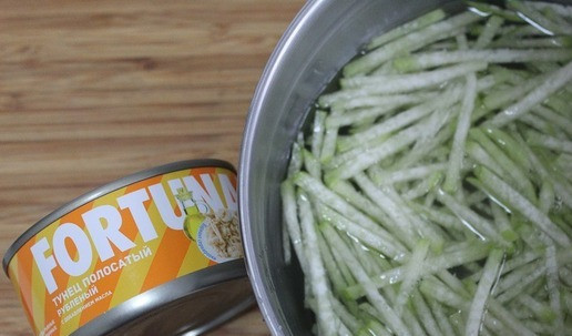 1. Этап. Салат с тунцом и маргеланской редькой: Редьку натереть тонкой соломкой и замочить в холодной воде на 15 минут. Тунец выложить в сито и обсушить.