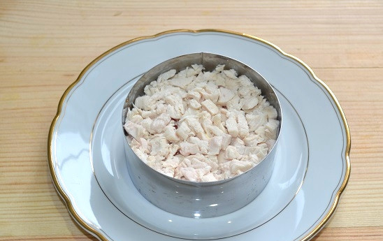 1. Этап. Салат с консервированным перцем: 8. Следом - нарезанная кубиками курочка.