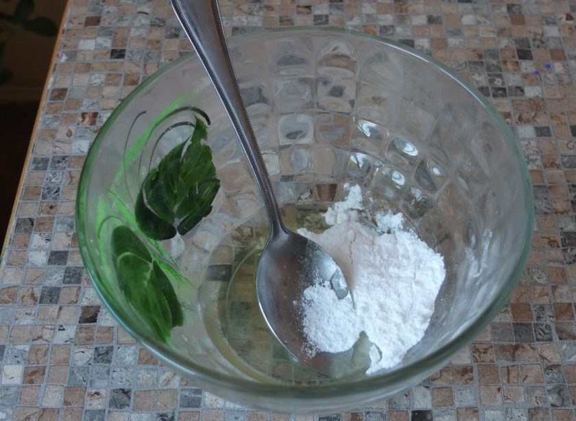 1. Этап. Расписное новогоднее печенье: Пока выпекается печенье, разотрите ложкой белок и сахар до получения густой белой массы.